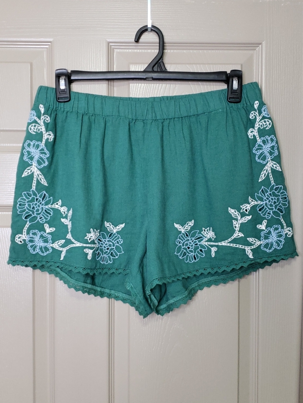 Universal Thread NWT Olive Green Floral Embroidered Women’s Shorts Size Large